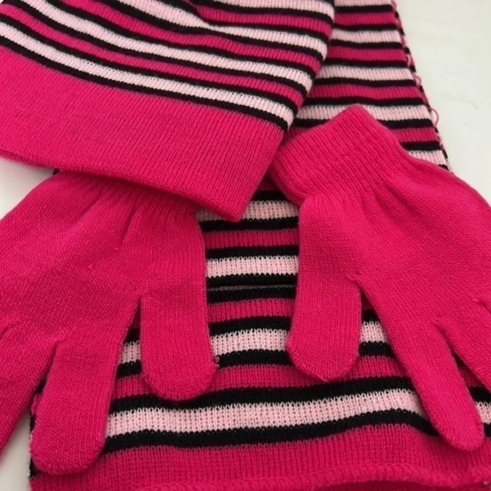 KIDS APPAREL CLUB, HAT AND GLOVES AND SCARF SET
